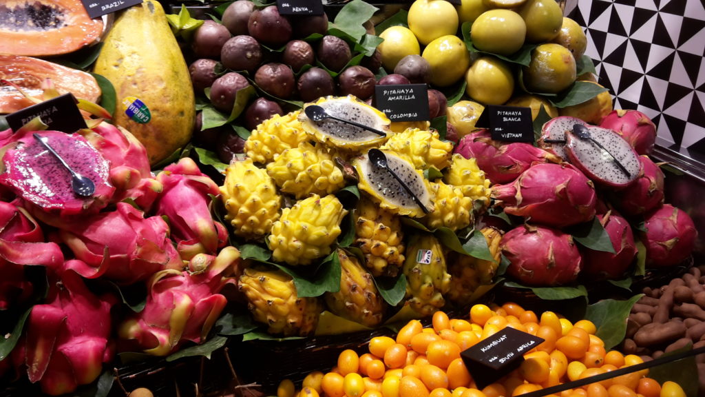 (I've never seen 3 types of dragonfruit before)